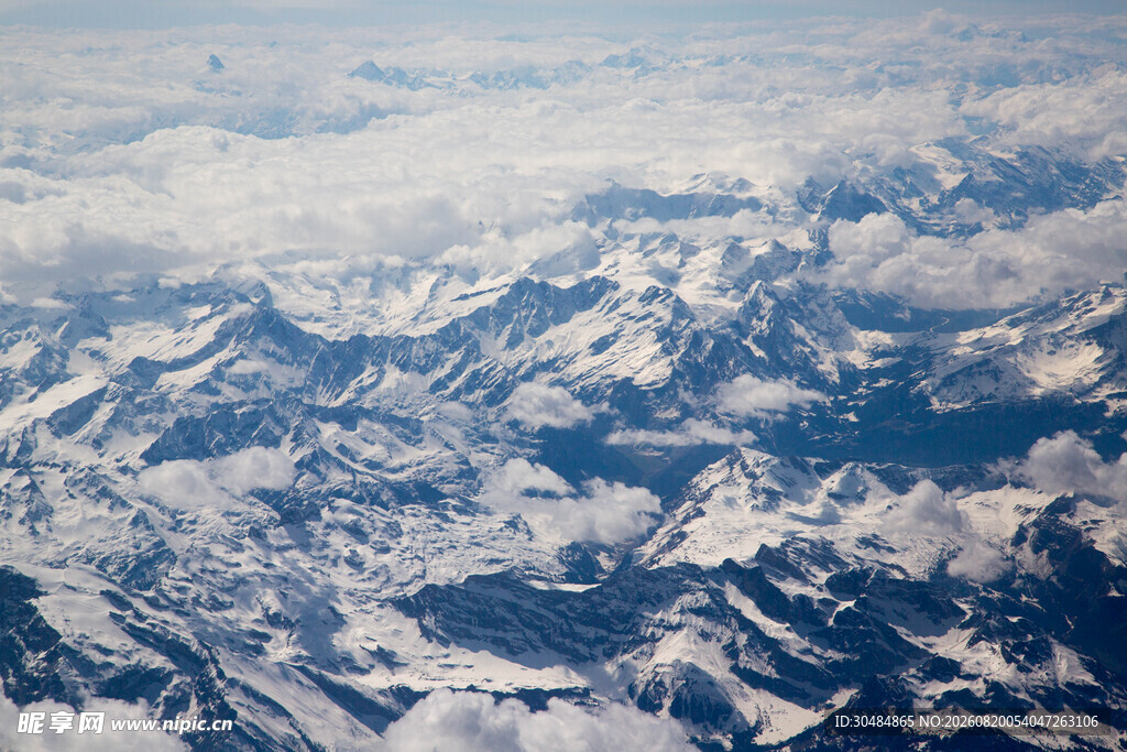 高空俯瞰连绵雪山美景