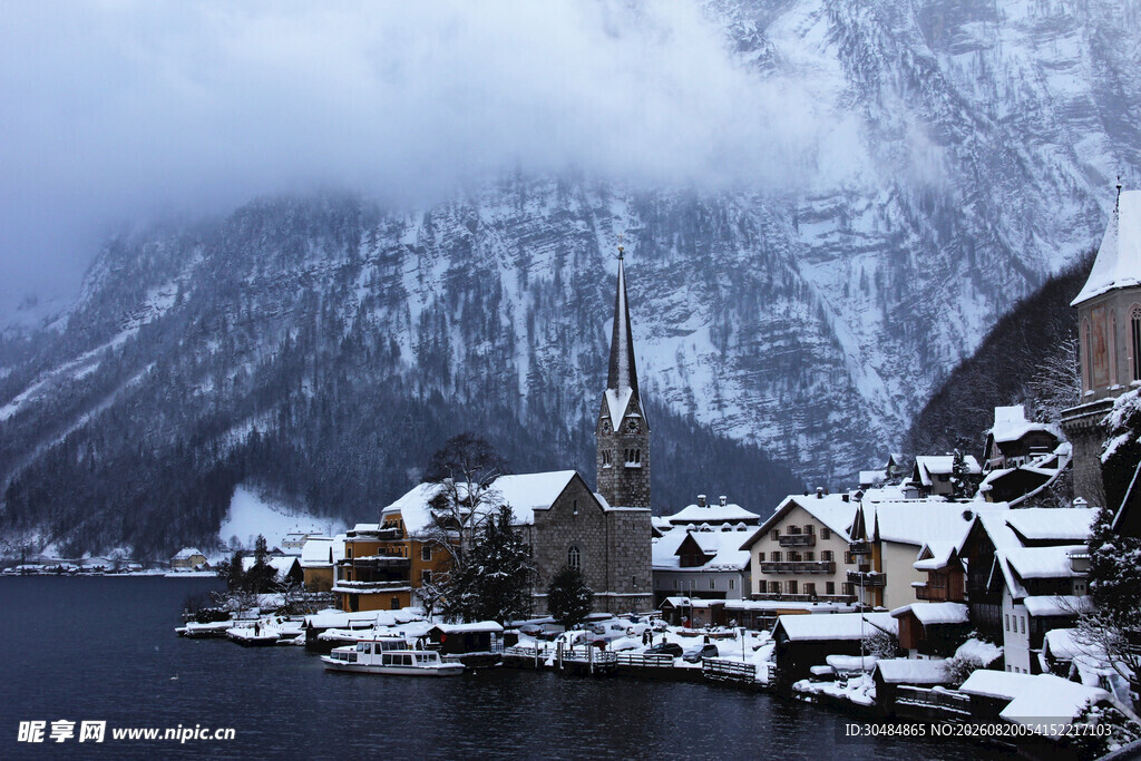 雪覆湖畔小镇美景