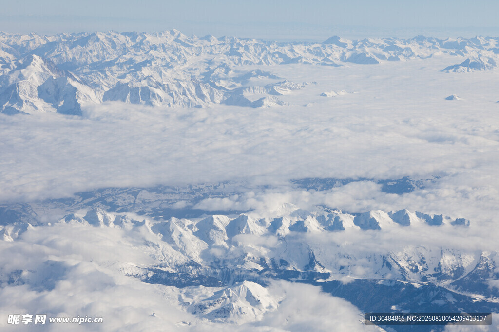 高空俯瞰雪山云海壮丽景