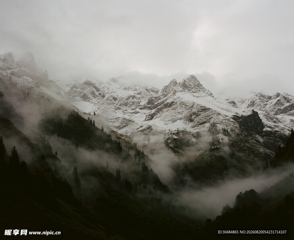 云雾缭绕的雪山美景