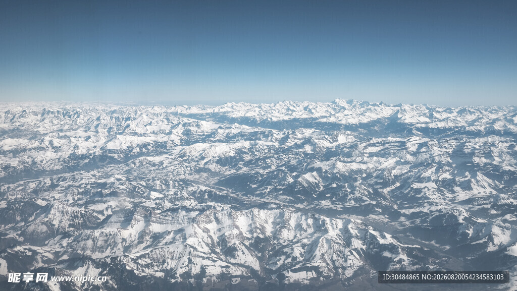 高空俯瞰连绵雪山美景
