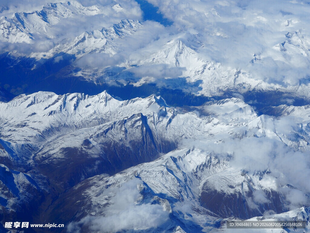 高空俯瞰连绵雪山