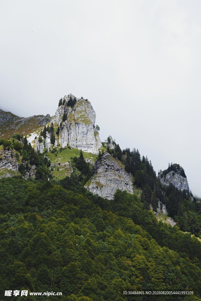 山峦上的建筑遗迹