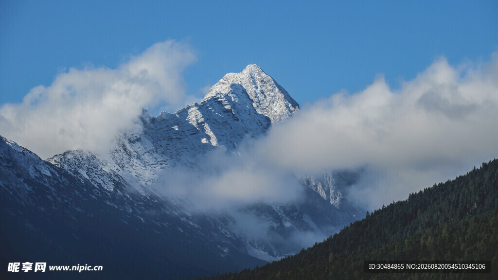 巍峨雪山云雾缭绕美景