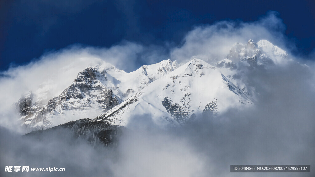云雾缭绕中的巍峨雪山