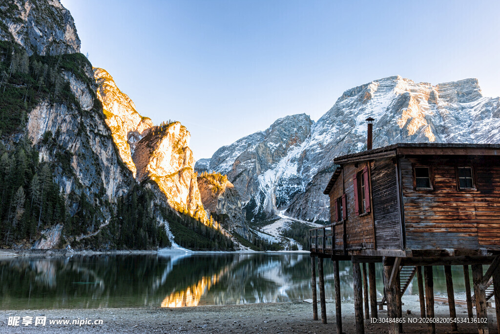 湖畔木屋与壮丽山景