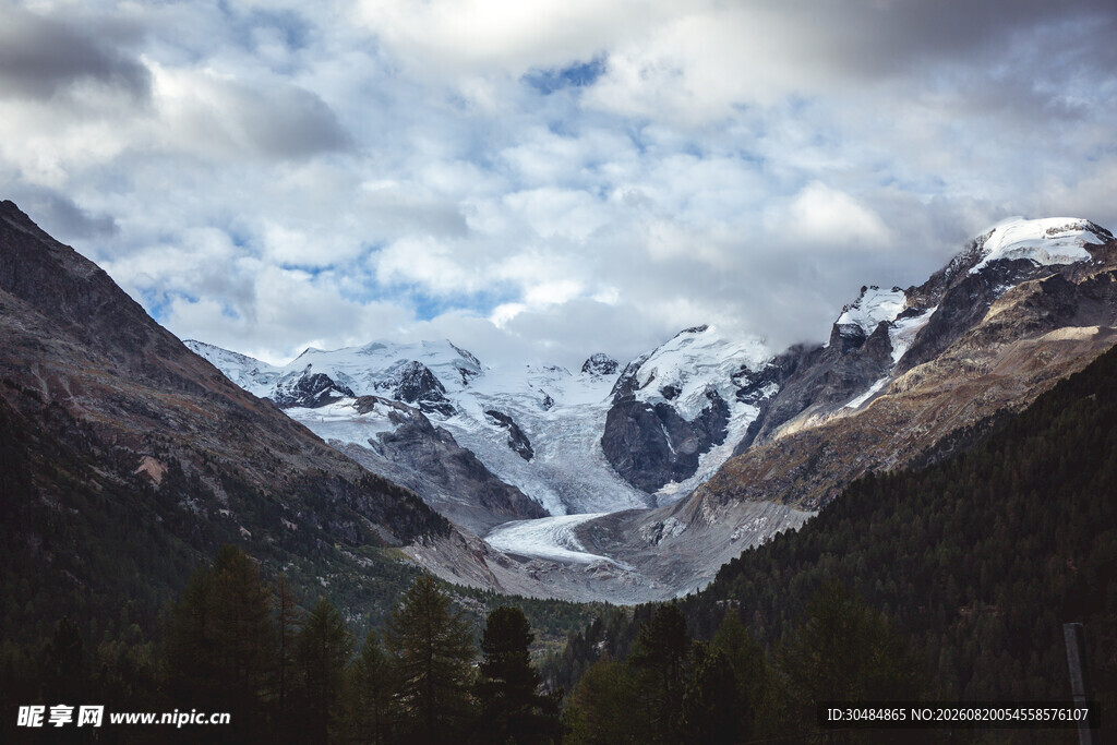 壮丽雪山山谷风景图