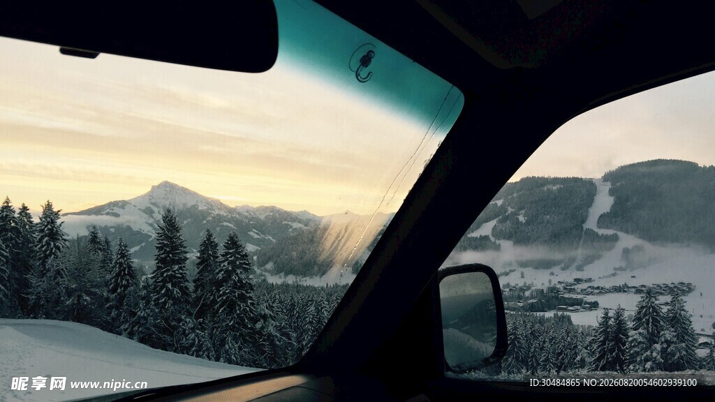 车窗外的冬日雪景风光