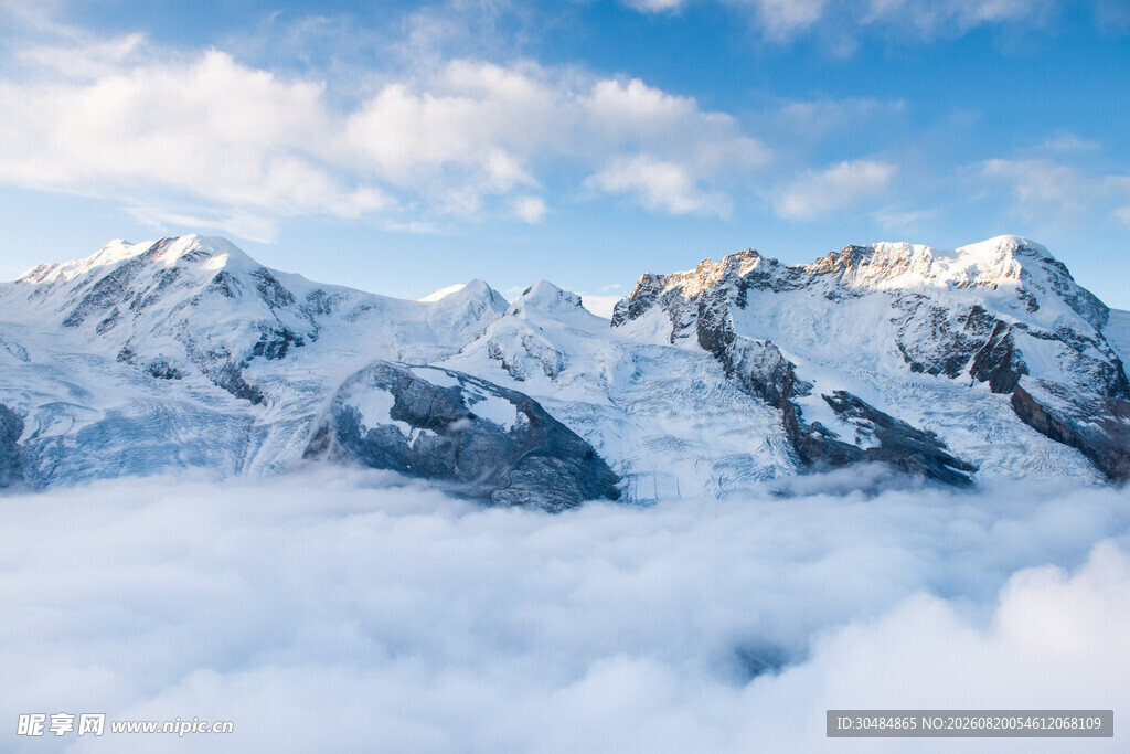 雪山云海壮丽风光