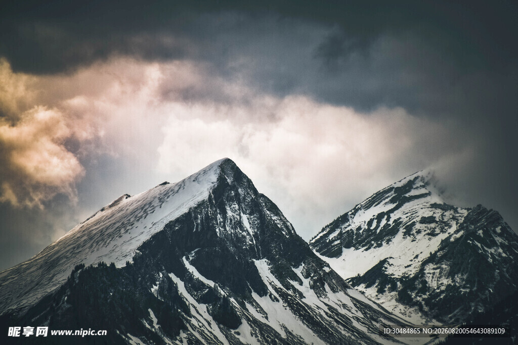巍峨雪山云雾缭绕之景