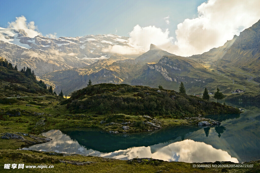 高山湖泊美景