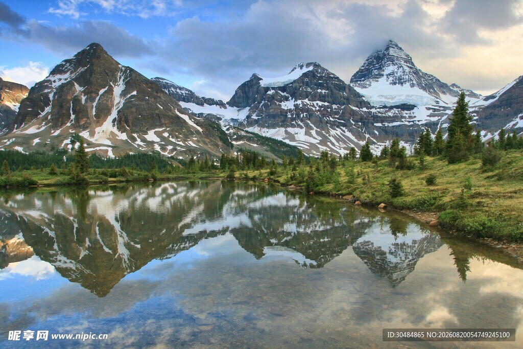 高山湖泊美景如画