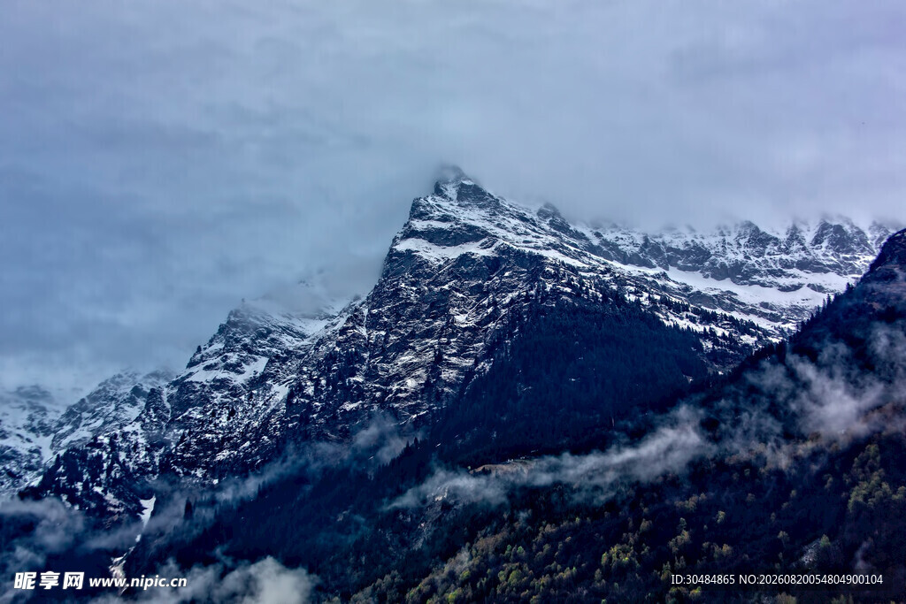 巍峨雪山云雾缭绕美景