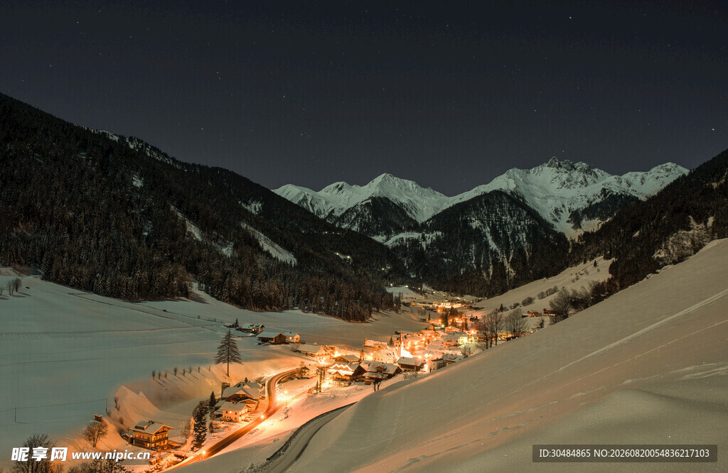 雪夜山谷中的璀璨灯火