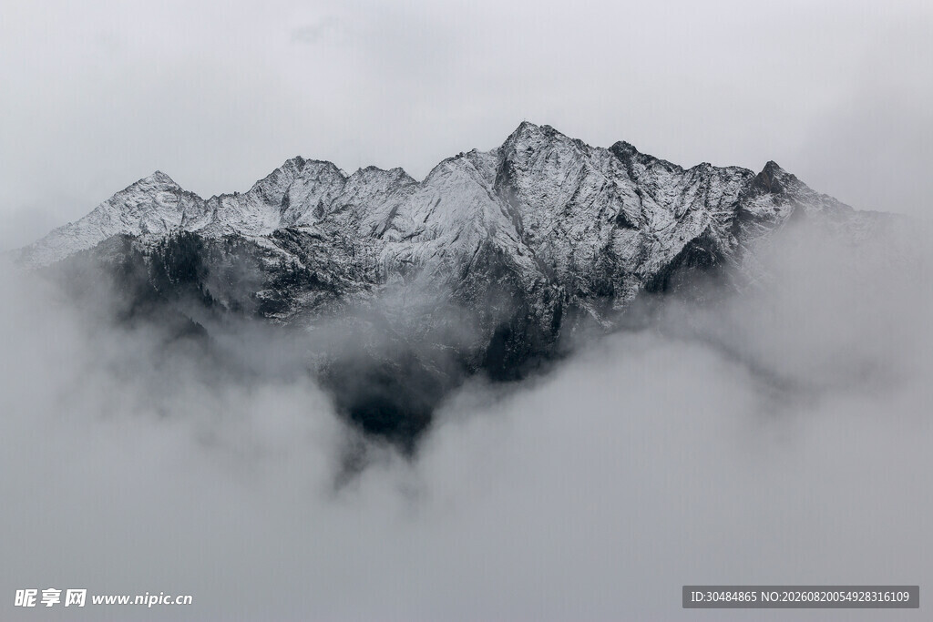 云雾缭绕的巍峨雪山