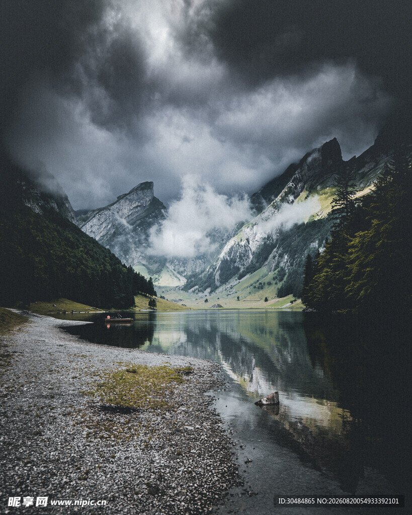 山间湖畔的静谧自然美景