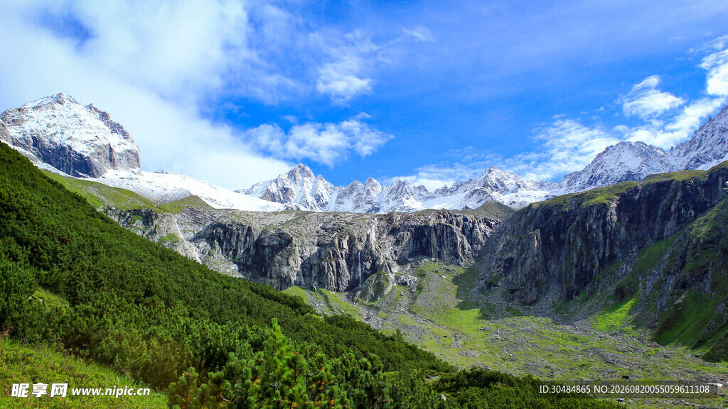 壮丽雪山下的葱郁山谷