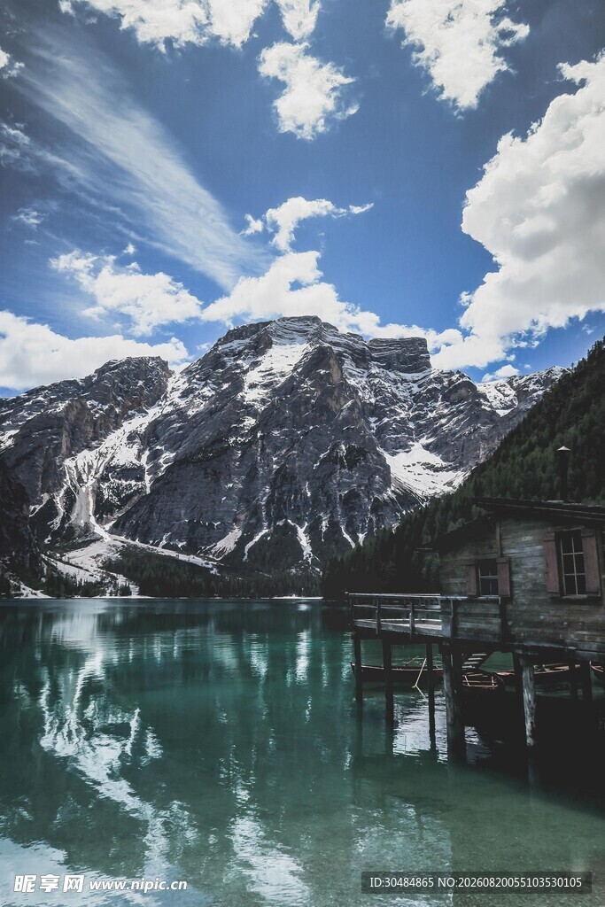 雪山下的澄澈湖水美景