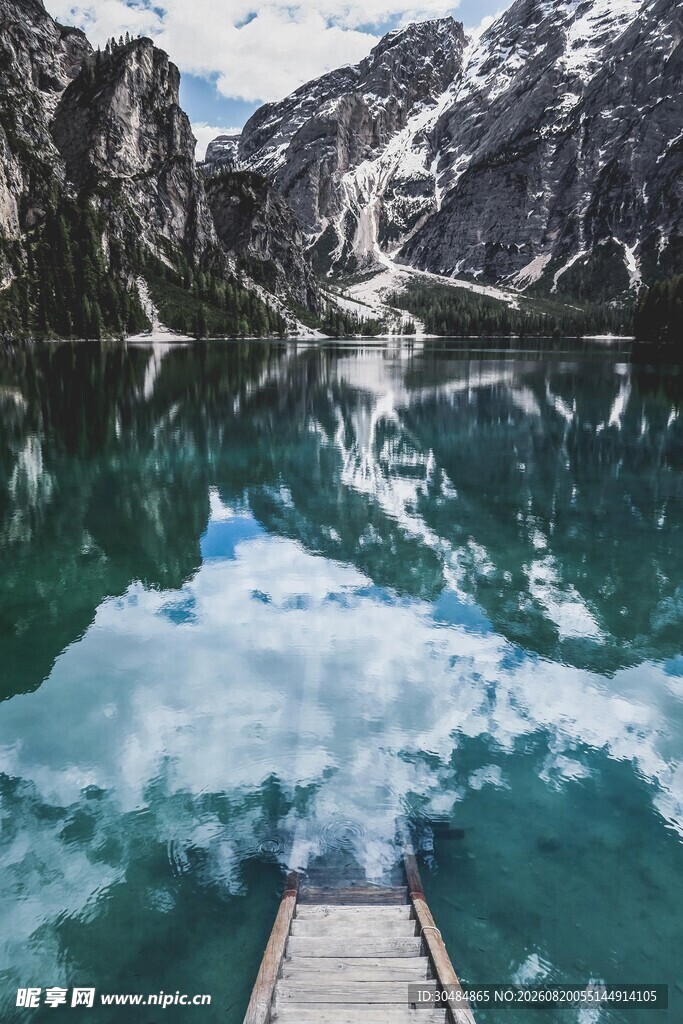 雪山湖畔的木质栈桥美景