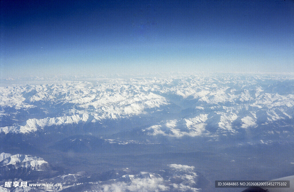 高空俯瞰连绵雪山美景