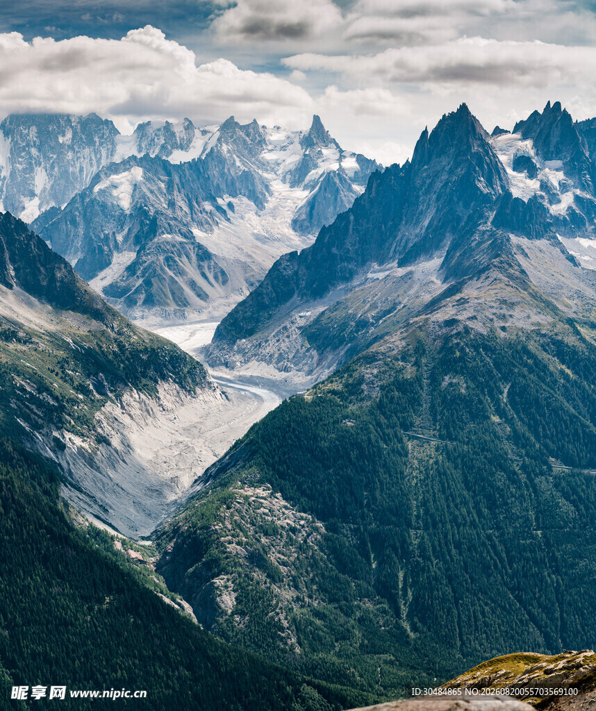 壮丽雪山山谷美景