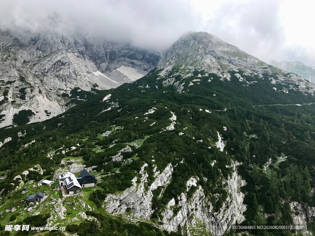 云雾缭绕的山峦与葱郁植被