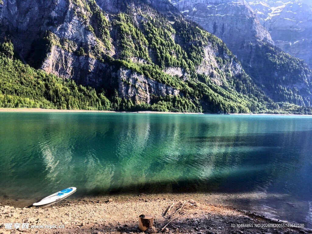 静谧山水间的湖畔风光