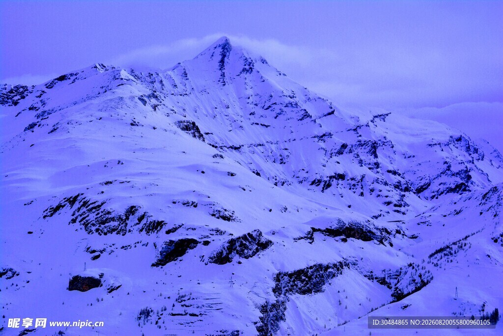 雪覆山峦壮丽景象