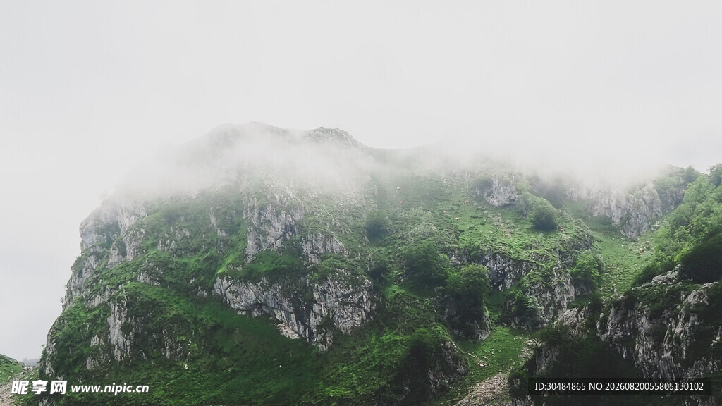 云雾缭绕的翠绿山峰