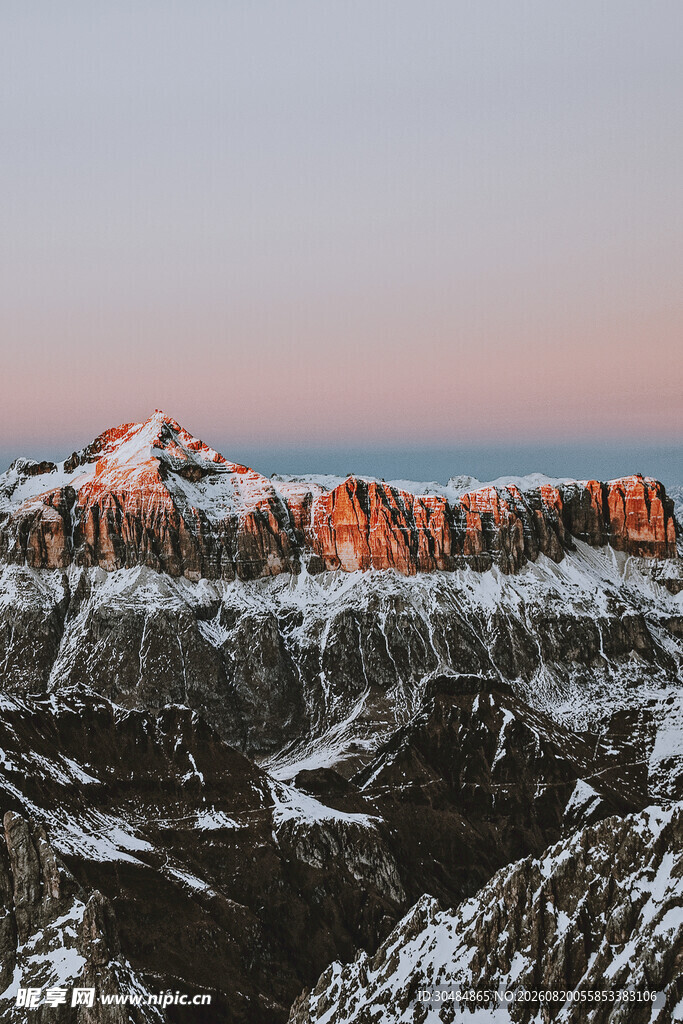 雪覆山峦的壮丽黄昏景色