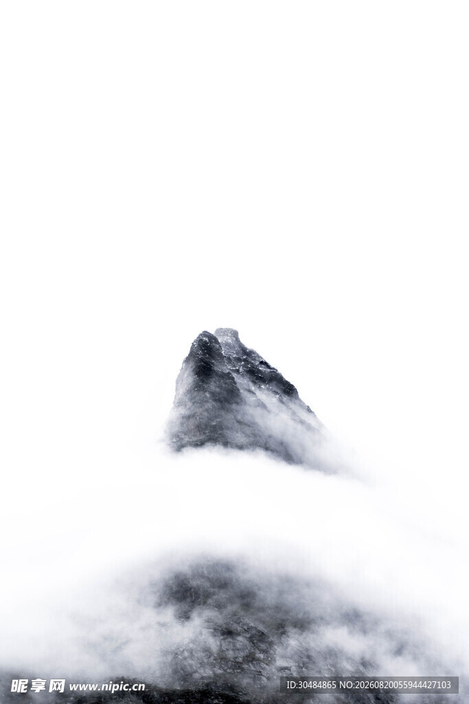 云雾缭绕中的巍峨山峰