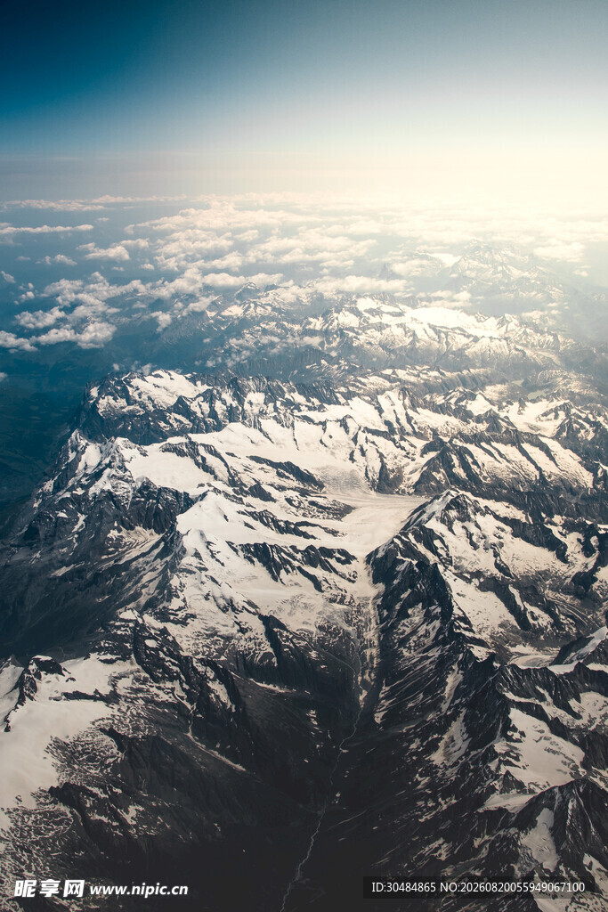 高空俯瞰壮丽雪山景观