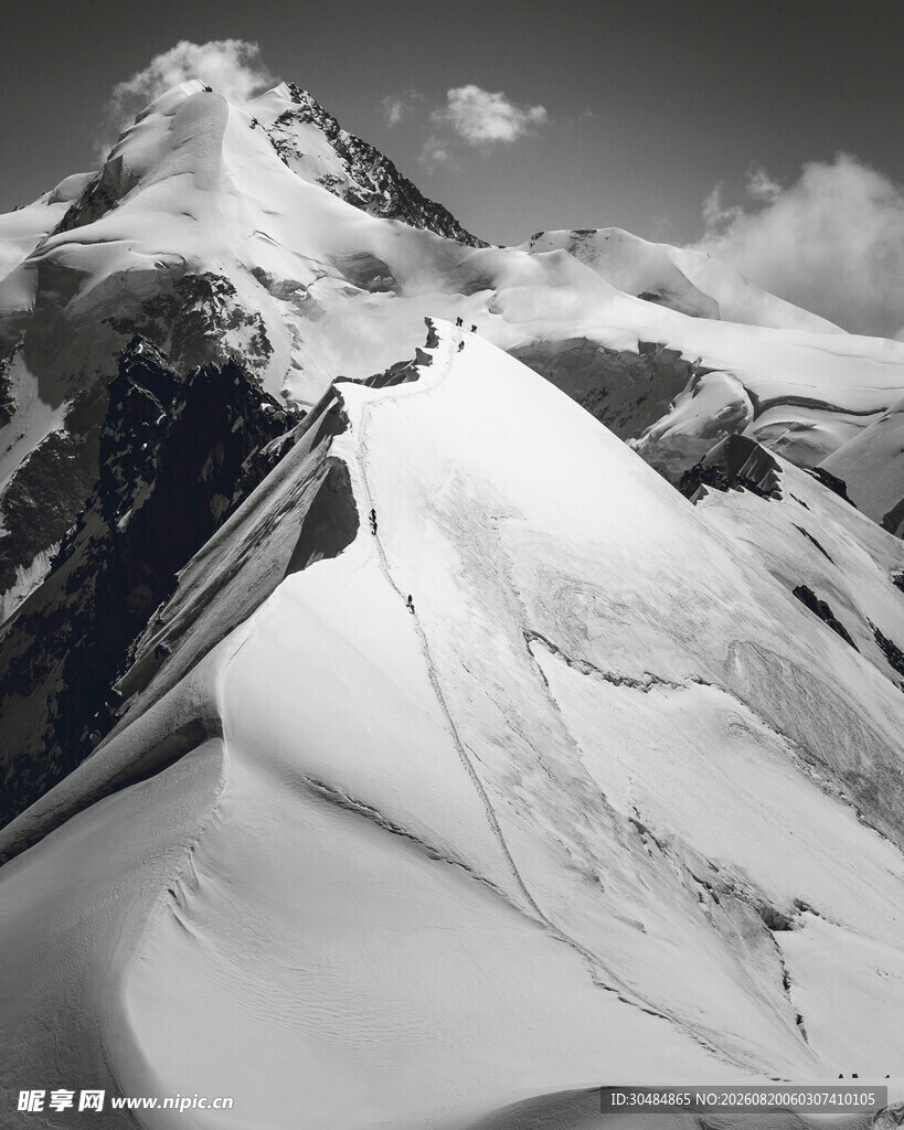 巍峨雪山壮丽景致