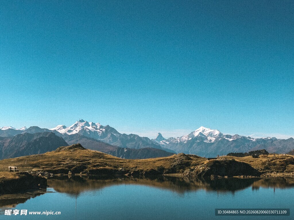 静谧湖景映衬雪山风光