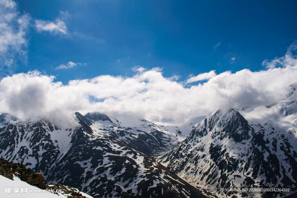壮丽雪山蓝天白云美景