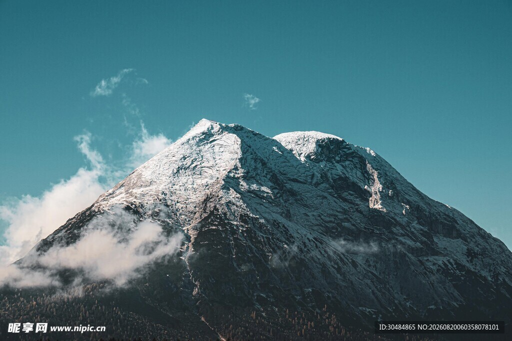 巍峨雪山映蓝天