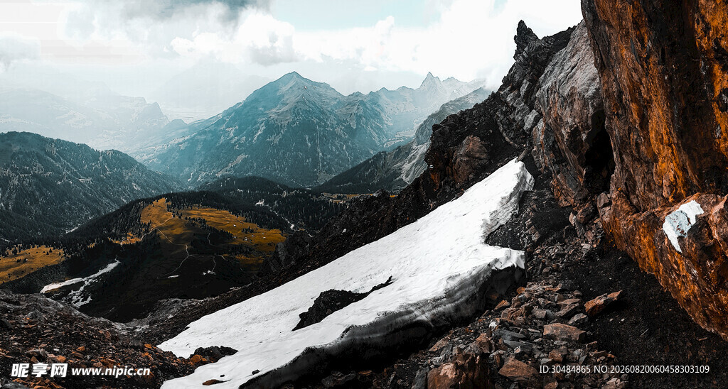 雪山环绕的壮丽山景
