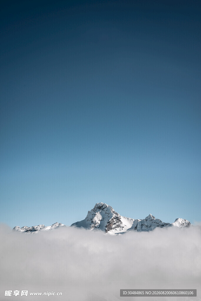 云海之上的巍峨山峰
