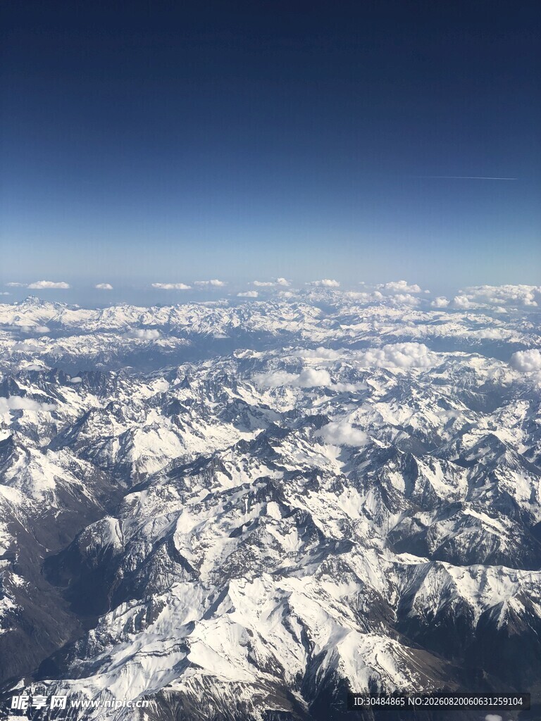 俯瞰连绵雪山壮丽景观