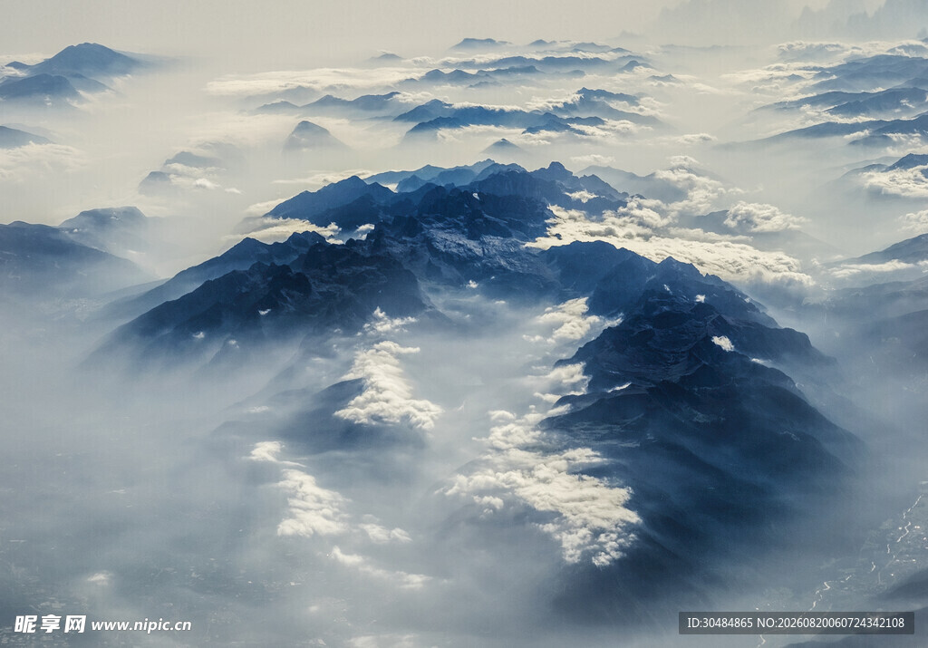 云海中的巍峨山脉