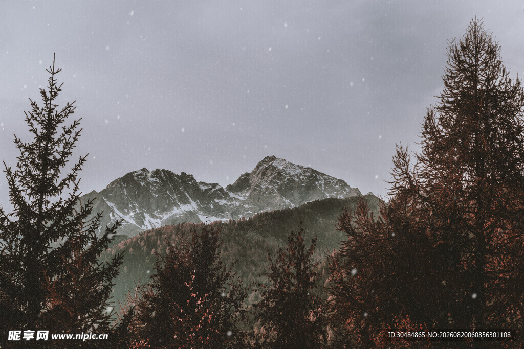 山林间的巍峨雪山景色