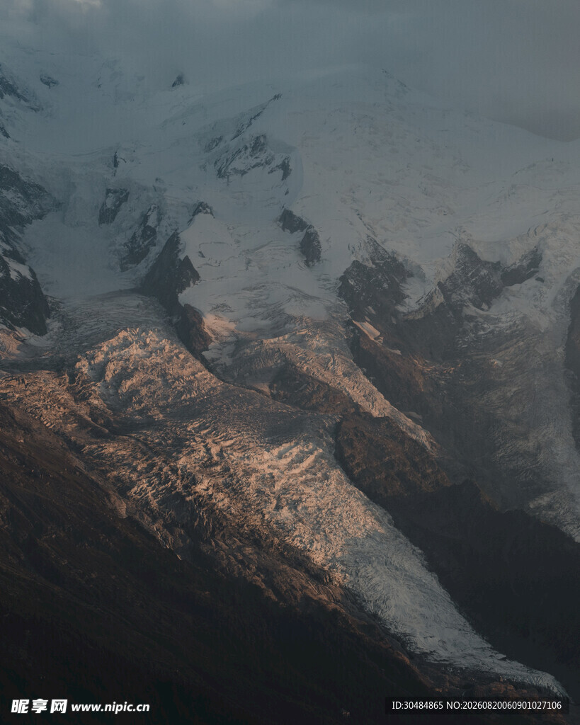 壮丽雪山日出景观