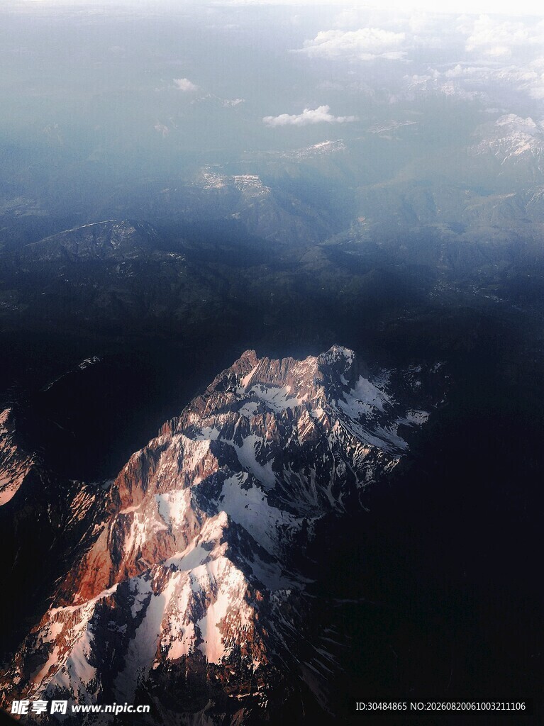 俯瞰壮丽雪山景观