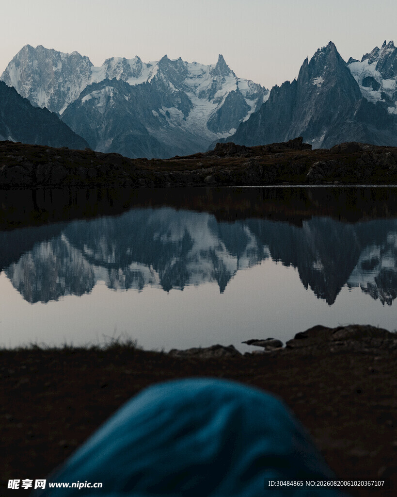 湖畔山景