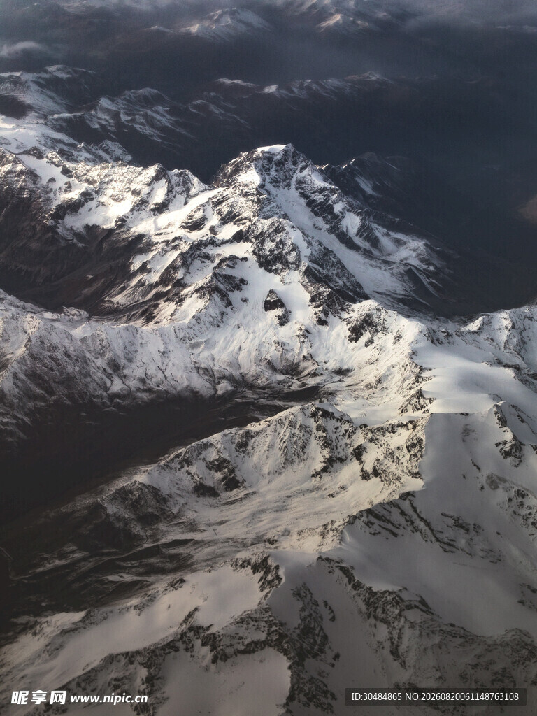 俯瞰雪山壮丽景色