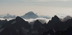 云雾缭绕的壮丽山景
