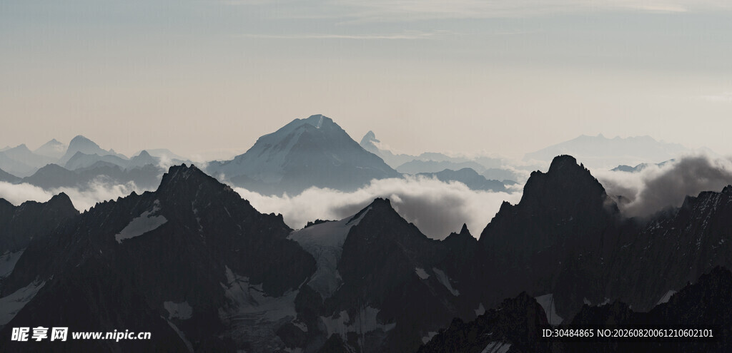 云雾缭绕的壮丽山景