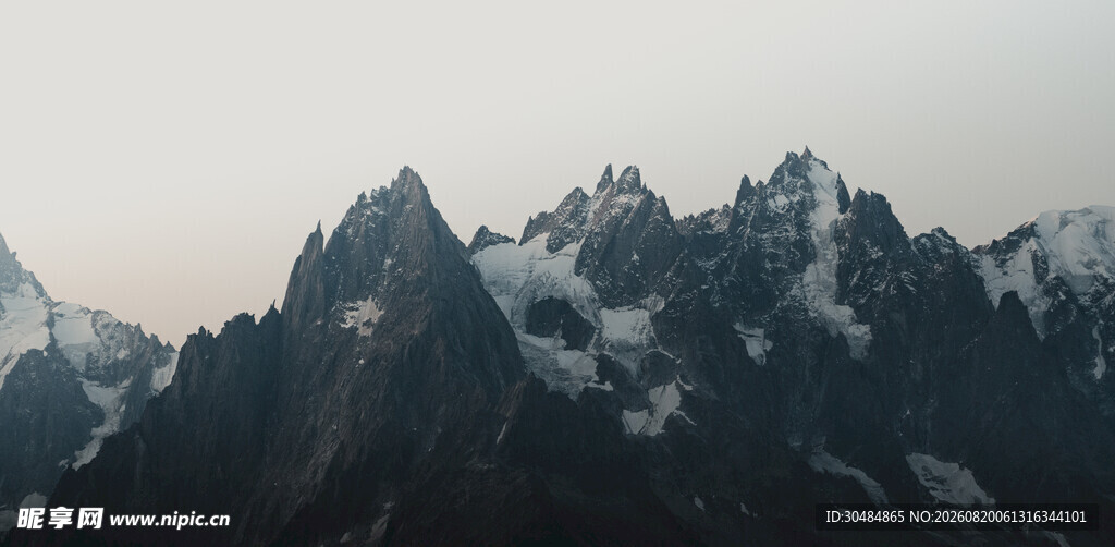 巍峨雪山壮丽景致