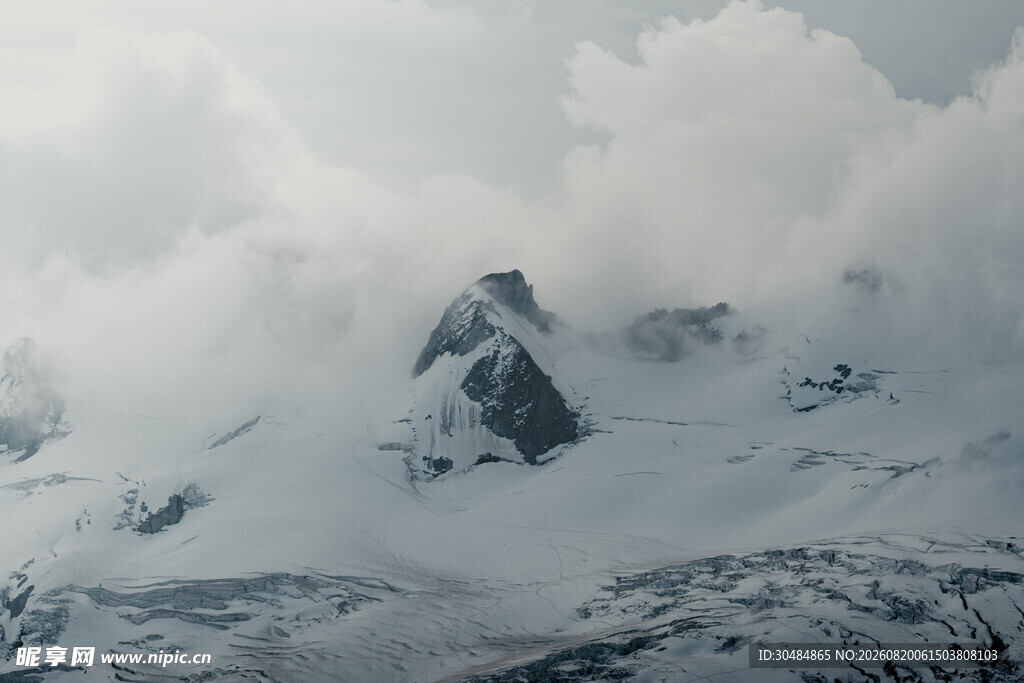 雪山云雾缭绕壮美景观