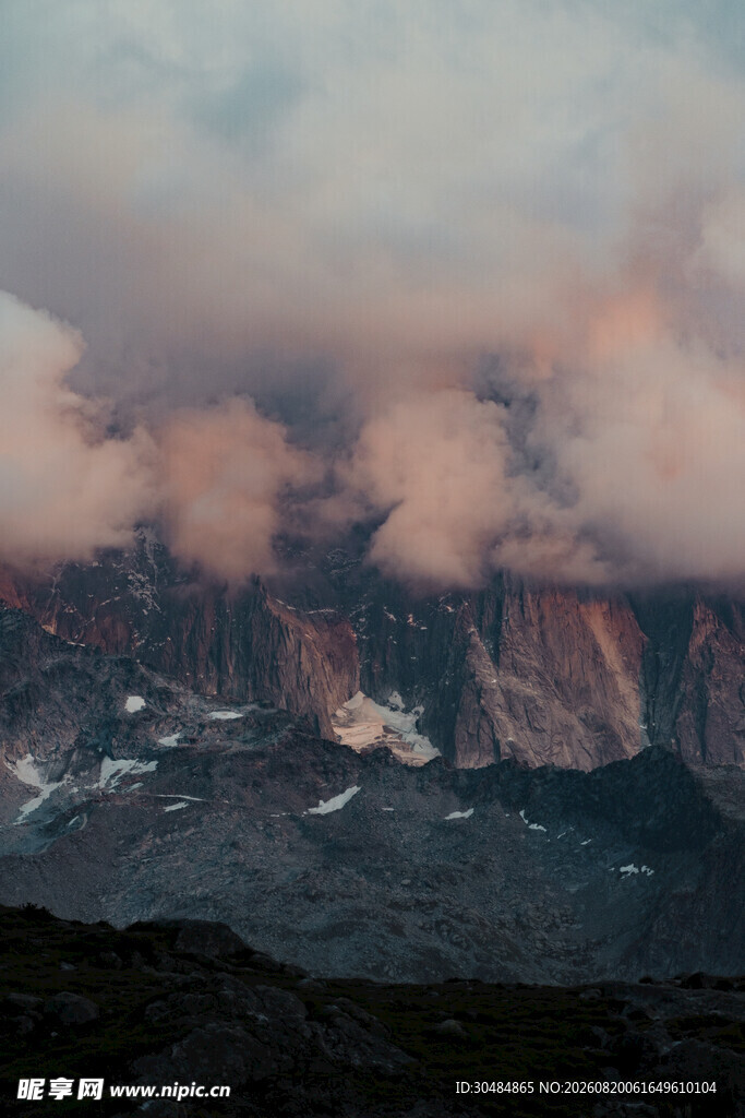 云雾缭绕的壮丽山景